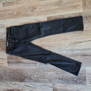 Levi Denizen faded black skinny jeans